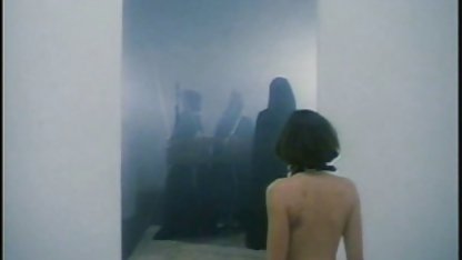 O femeie chineză subțire striptease în fața camerei, arătând păsărică strânsă poze la pizda