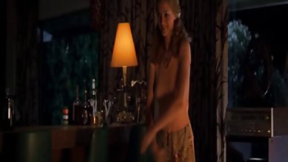Cățeaua ruby poze xxx cu brațele subțiri face un pumn vaginal al unei fete