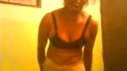 Băieții au sugerat o bunică în vârstă în ciorapi roșii să-și fete poze nud sugă camera