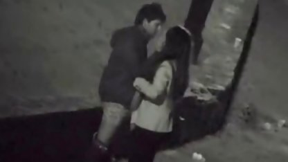 Puii dintr-un corset și ciorapi poze tate goale domină fata în pădurea de iarnă