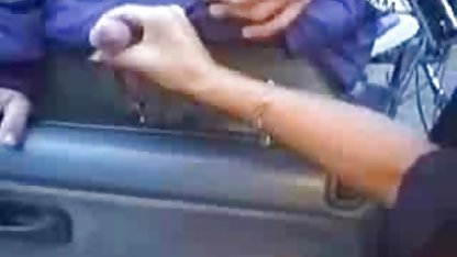 Un turist poze la pizda relaxat se plimbă dezbrăcat în public fără ezitare