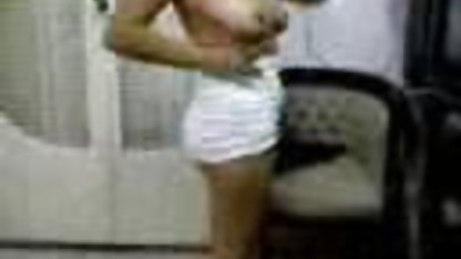 O curvă matură suge un cocoș de poze pizde gratis cauciuc la o mașină de sex
