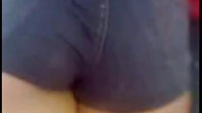 Bruneta aruncă o poze in pizda goala blondă fragedă în jocurile BDSM