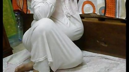 Fata în ciorapi cu dungi a dat poze sexy xxx o păsărică să lingă