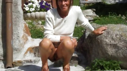 Un bărbat face sex cu soția sa pe o poze pasarici goale cameră obișnuită