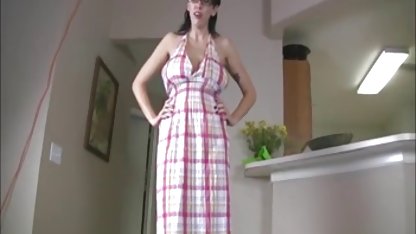 Cățea cu părul roșu cu țâțe mari călărește într-o poză imagini xxxx de călăreță