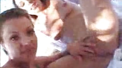 Două prietene se fut cu un tânăr tip poze pula goala