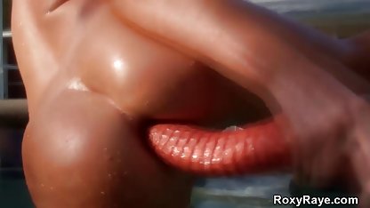 Modelul de webcam subțire în poze cupizde goale ciorapi fumează și introduce un dildo în fundul ei