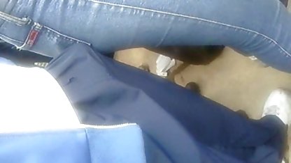 Băiatul cu prietenii prăjește mătușile de poze femei paroase pe un iaht