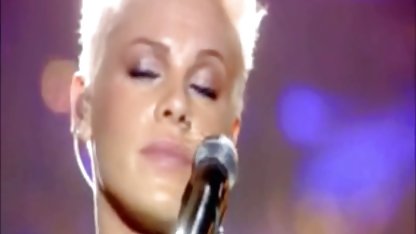 Un bărbat matur, fără ruby poze xxx să-și scoată ochelarii, înnebunește o tânără amantă