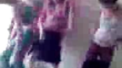 Bruneta zveltă pe poze nud fete stradă a luminat țâțe și pizda goală
