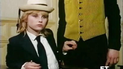 Gloria i-a dat unui bărbat muie poze xxx andreea marin printr-o gaură din perete și s-a așezat cu el