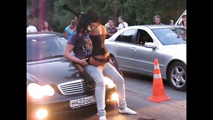 Tipa zveltă care se uită prin pozexxxl cameră