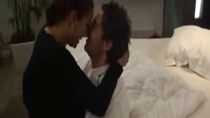 Monica a inserat adânc imagini din pizda dildo și puțin s-a futut