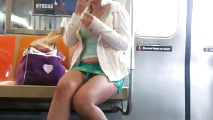 Laura se plimba goală pe poze blonde goale plajă