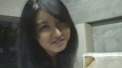 O fată cu păsărică chelie își poze xxx adulti arată găurile în privat