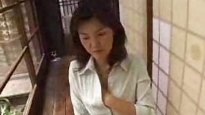 Două futai pozitia misionarului milf sexy se fut cu un tânăr