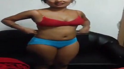 Doamna brunetă pasarici goale poze se bat cu sclava