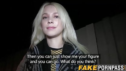 Striptease pizda goala poze dance interpretată de un model sexy