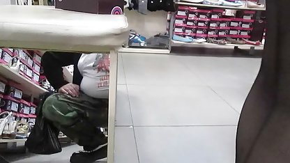 Un bărbat care controlează trei chei, poze xxx vedete le leagă