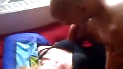 Gagica poze an pizda goala în ciorapi negri mângâie pizda